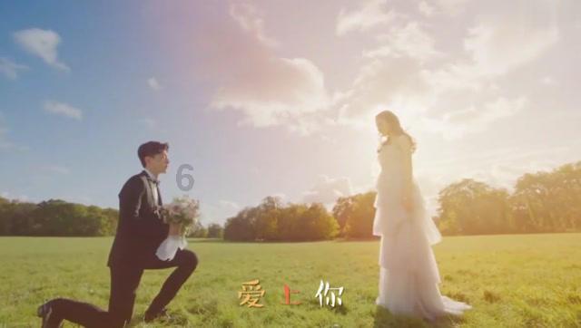 杨紫晒捏脸比心自拍照 双眸明亮表情可爱灵动